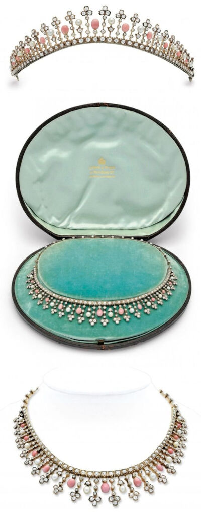 皇冠上的钻石和珍珠，它具有一种非常罕见的美丽的粉红色的贝壳珍珠采集。与原附钻石安装附件，头饰很容易转化为一个优雅和迷人的项链。