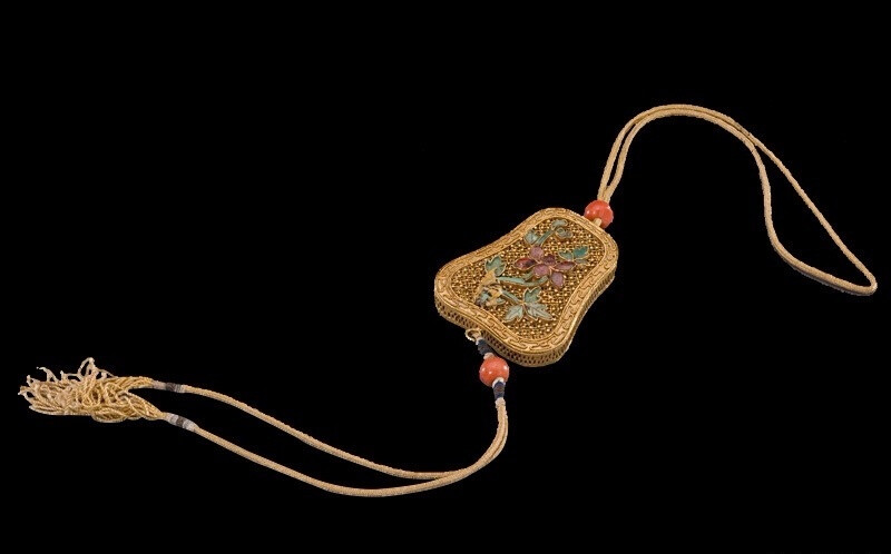 中国古典香囊之美|" 寄君作香囊,长得系肘腋.