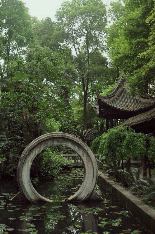 【中國建築之美•月洞门】月洞門，往往作為入園的門徑，露而不盡，優雅而含蓄，若即若離，往往引人們進一步探幽。——此为中国园林.庭院独有之美。