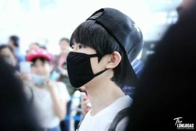 tfboys易烊千玺，帅气的少年，Cr:见logo