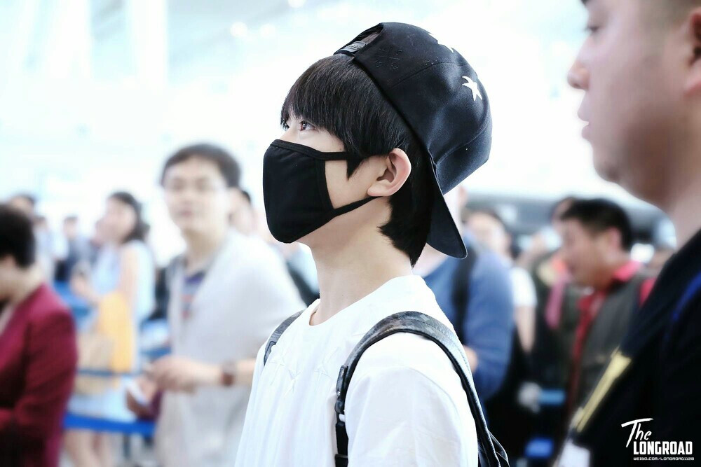 tfboys易烊千玺，帅气的少年，Cr:见logo