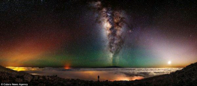 同时拍到活火山、月球和银河系 作者 卧月眠海 为了捕捉到这一生难有一次的全景照，26岁的Shane将23个单独的画幅合在了一起，每个镜头的快门也都开了足足15秒——尽可能多的让光线进入镜头。俄亥俄州的Shane也曾游遍…