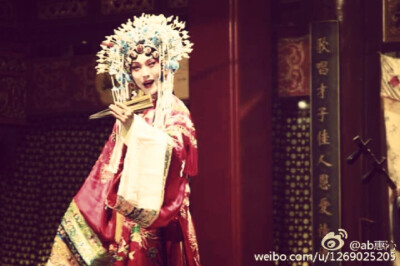戏子无情，奈何步步入戏，戏里皆是情。李玉刚