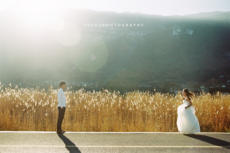 “我喜欢春天的花 夏天的树 秋天的黄昏 冬天的太阳 和每天的你”。大理旅拍。photo by @摄影师叶树