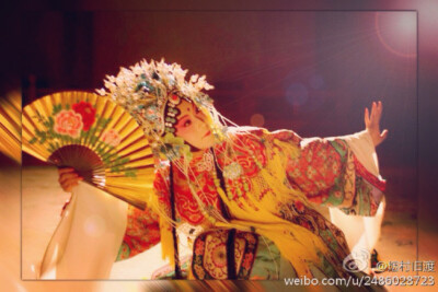 戏子入画，一生天涯。李玉刚