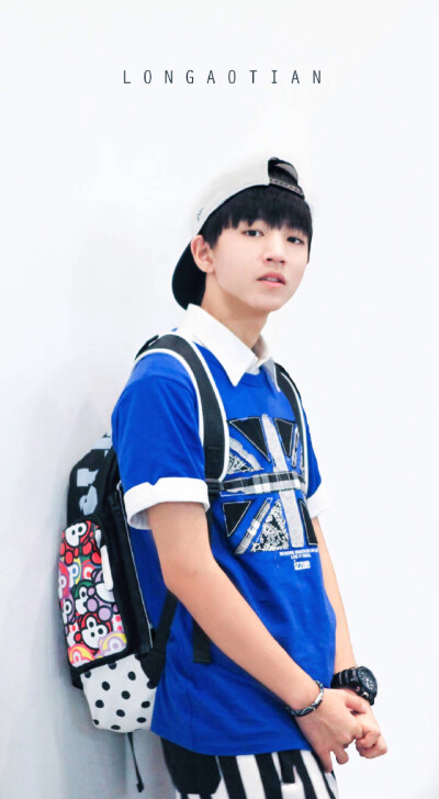 #王俊凯# #TFBOYS# 20150720重庆-台湾 壁纸 画报 简直杂志封面