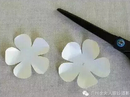 2、剪下1号和2号花瓣，边缘处弯一弯。