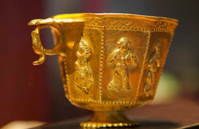 八棱胡人伎乐金杯——杯面上的舞伎长发飞扬，有胡人之貌。这是在中国境外发现的最重要的唐代金器之一。