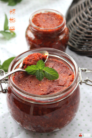 秘制辣椒酱  食材： 辣椒粉 (250g)姜蒜末 (200g) 热开水 (180g) 油 (140g ) 盐 (65g) 鸡精 (6g) 生抽 (10g) 料酒 (30g) 醋 (20g)。 做法： 1. 称量好主食材 2. 姜蒜切末 3. 五味（盐、鸡精、生抽、料酒、醋） 4. 炒锅烧热，入油 5. 加入生姜，蒜末煸炒，依次加入料酒、盐、醋，煸炒后加入热水， 6. 加入辣椒粉翻炒 7. 生抽调色搅拌均匀，鸡精调味，出锅 8. 晾凉装入，干净的瓶中