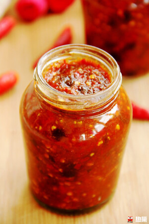 豆鼓蒜蓉辣酱   食材： 辣椒 (3斤) 蒜头 (1.5斤) 姜 (半斤) 豆鼓 (1斤) 美极鲜酱油 (80ML) 盐 (30克) 高度白酒 (20ML) 白糖 (30克) 做法： 1准备好材料 2豆鼓放蒸锅中蒸熟放凉 3辣椒清洗干净晾干 4蒜头和姜去皮，姜切成小块 5辣椒，蒜头，姜放搅拌机中打成蓉 6打成蓉的辣椒放入蒸好豆鼓，美极鲜，盐，白糖，高度白酒搅拌均匀，装瓶子，密封好，在室温下自然发酵20天后即可食用