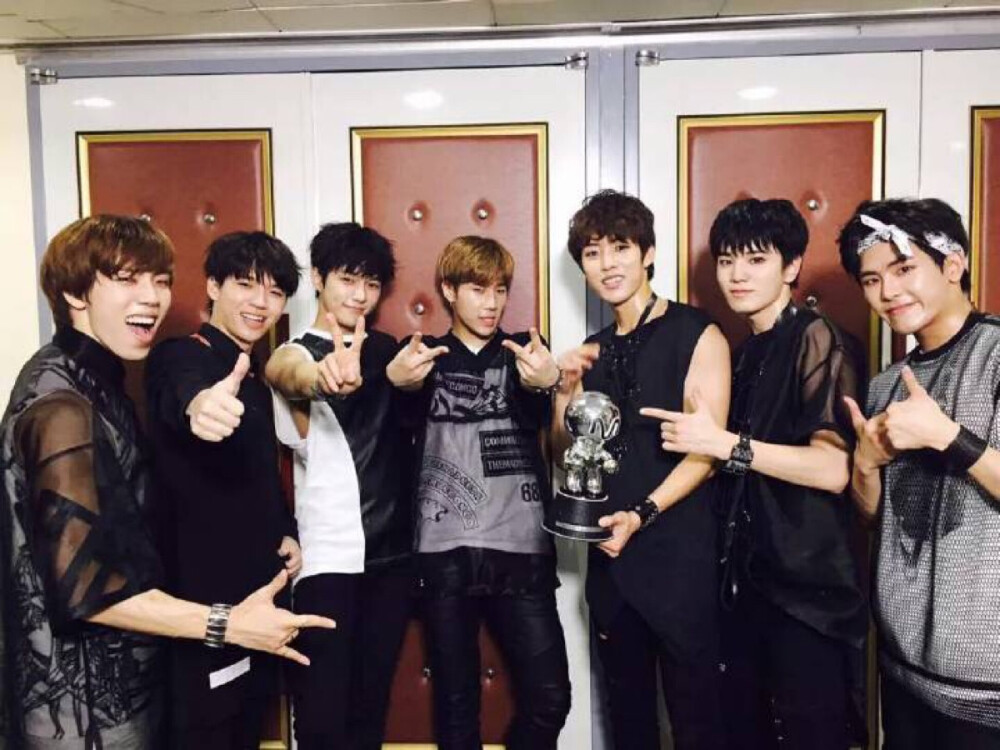 150723官推更新 [#INFINITE#]让成员们大吃一惊的三日连胜一位！接收到inspirit的爱意而更加高兴为大家送来装载了因为收到inspirit的爱而微笑的成员们的照片【翻译by灿哥 转载请注明2Blegend】