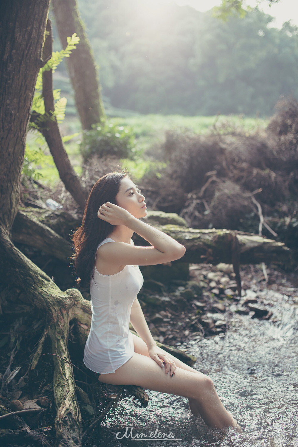 摄影&amp;amp;后期：敏.elena 出镜：煊子 夏天的味道，多少人在这光芒的时刻染上永恒，滚烫的空气，指间的微凉，思念如泼墨，泛起层层渲染，而今的彼此，隔着时光看彼岸，对岸夏天里的青春正一天一天地成熟，你微笑的脸庞，我浅唱着婉词，生如夏花般绽放，空气中的絮语，那一抹纯白的似水柔情，诠释着七月流火最美的纪念。