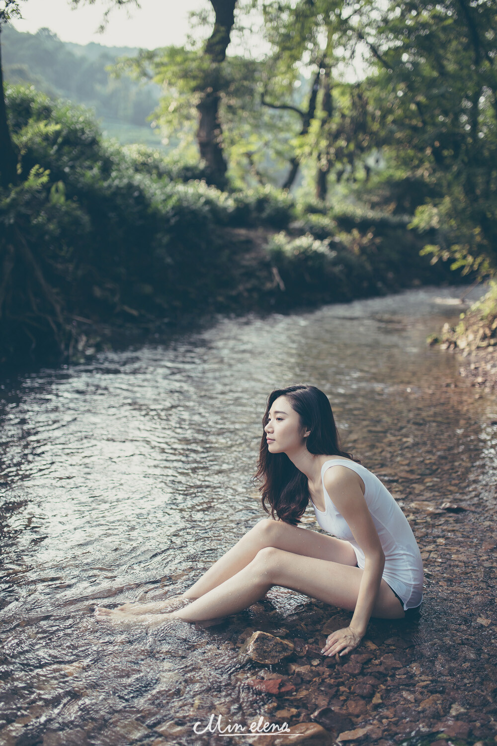 摄影&amp;amp;后期：敏.elena 出镜：煊子 夏天的味道，多少人在这光芒的时刻染上永恒，滚烫的空气，指间的微凉，思念如泼墨，泛起层层渲染，而今的彼此，隔着时光看彼岸，对岸夏天里的青春正一天一天地成熟，你微笑的脸庞，我浅唱着婉词，生如夏花般绽放，空气中的絮语，那一抹纯白的似水柔情，诠释着七月流火最美的纪念。