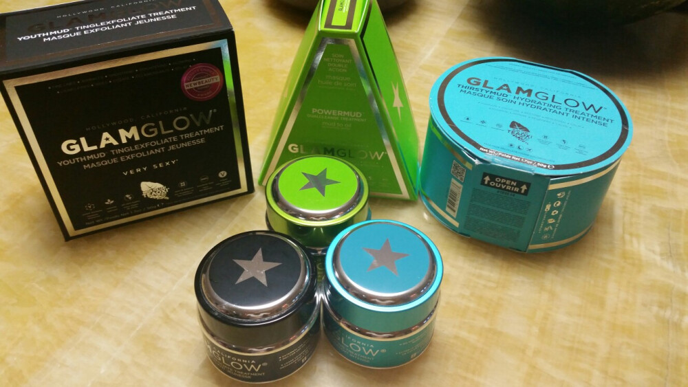 #最強清潔力潔面#GlamGlow格萊魅發(fā)光面膜，最近的新寵嚶嚶嚶。黑罐主打毛孔隱形，有好聞的茶香味；藍(lán)罐主打深層補水，甜甜的焦糖椰子味，用了真的會愛上；綠罐通殺，清潔排毒卸妝通通都可以。皮膚通通blingbling起來吧！???