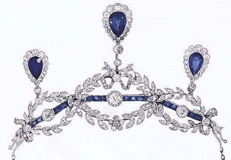 头饰·项链组合c1905，可能是法国王室。设计为三个椭圆形挂花环，用蓝宝石和圆形钻石穿过丝带
