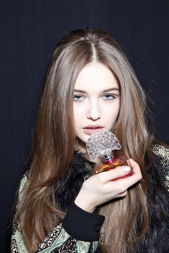 Kristina Romanova 俄罗斯姑娘 2011 2012 anna sui 后台 来源：http://tieba.baidu.com/p/1224647072 #侵删#