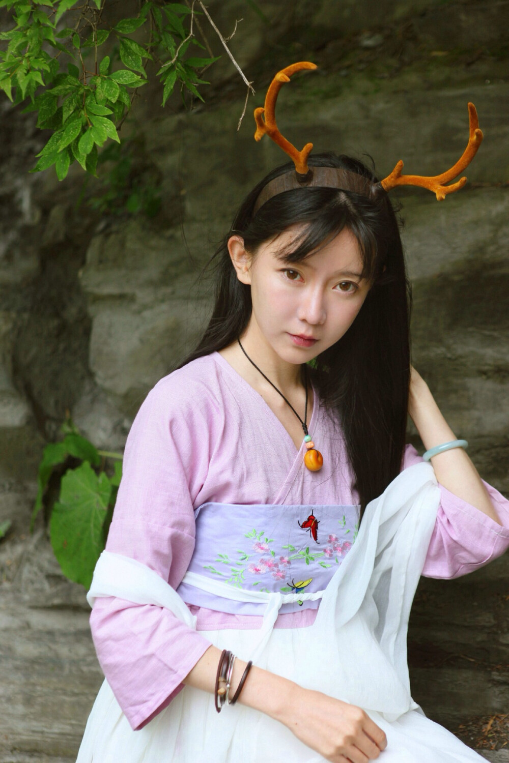 ｛汉服，古韵，素手｝《咏苎萝山》年代:唐 作者: 李白 西施越溪女，出自苎萝山。秀色掩今古，荷花羞玉颜。浣纱弄碧水，自与清波闲。皓齿信难开，沉吟碧云间。勾践徵绝艳，扬蛾入吴关。提携馆娃宫，杳渺讵可攀。一破夫差国，千秋竟不还。