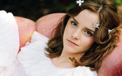 艾玛·沃特森（Emma Watson），1990年4月15日出生于法国巴黎，英国女演员。《哈利·波特》中学霸赫敏的饰演者艾玛·沃特森在戏外也是不折不扣的好学生。她在英国普通中等教育证书考试中拿到8个A+和2个A，2009年同时被剑…