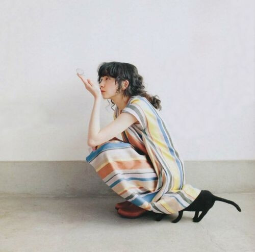 巨蟹是个很难懂,很纠结的星座。在生人面前会很优雅,很冷傲,给人距离感;而在熟人面前就会疯疯癫癫,没心没肺;在热闹时,即使再伤心也会装得很高兴;而当一个人时即使再开心也会悲伤起来。很多时候,连巨蟹都不知道自己想要什么,但又十分渴望别人能懂自己。其实他只是需要身边人的关心。