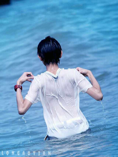 王源tfboys 台湾行 背影 蝴蝶骨