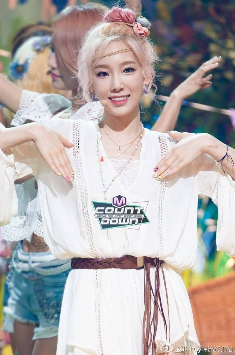 金泰妍party现场发型妆容搭配