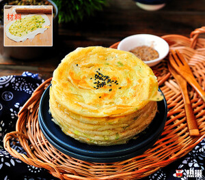 烫面葱花酥饼  1. 面粉倒入较大容器，倒入热水，用筷子搅成絮状。  2. 倒入冷水和成面团，盖保鲜膜醒30分钟。  3. 醒好的面团分成6个小面团，取一个小面团擀成长圆形面饼。  4. 将橄榄油和面粉、椒盐拌匀加入切好的小香葱碎拌成葱花油酥。（油酥材料：橄榄油30克、面粉30克、椒盐2克、香葱12克）  5. 把油酥平铺在面饼上，一边弄成裙摆状，从另一边卷起。  6. 卷好后捏紧收口，再卷成圆形。 摁扁擀成薄饼。  7. 锅里热油，烙至两金黄即可。