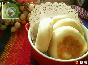 陕西白吉馍  1. 面粉加酵母白糖食用油加温水活成稍软的面团。 2. 放温暖处醒发至两倍大，如气温低，可以用蒸锅烧一些热水，熄火，把面盆放入，醒发的速度会快一些。 3. 压成椭圆形。 4. 擀成牛舌状。 从一头卷起。 全部卷好立起。 用手掌摁扁。 擀成约1厘米左右厚的饼皮。 全部做好醒15分钟。  5. 表饼铛加热，不放油下饼坯。每个之间留有空隙。 不要加上盖，用蒸锅盖。  6. 大约3分钟翻面。 再3分钟再翻面。然后大约2分钟接着翻面，总共大约10分钟，这一盘就好了。