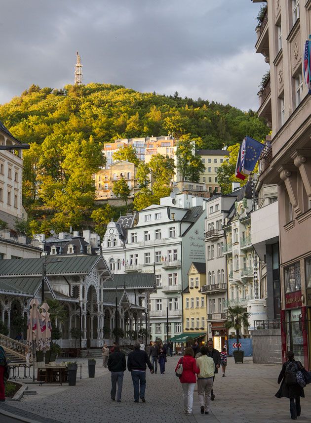 Karlovy Vary, Czech Republic。捷克卡罗维发利，捷克西端城市。旧称：卡尔斯巴德。在奥赫热河畔，布拉格以西120公里。这里气候温和、雨量充足、夏季凉爽，是旅游、消闲和避暑的好地方。这里的温泉资源十分丰富，矿泉水从地下2000多米深处喷出，泉水中含有对人体有益的矿物质达32至35种之多。因此，每年都要吸引数量众多的游人来此疗养旅游。