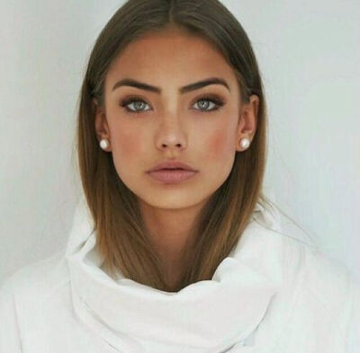 Love this makeup! Natural bronze look, love the nude lip and bold brow.