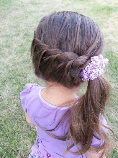 Simple, quick, adorable little girl hairstyle! Wish I was better at doing hair! Will try this one though.