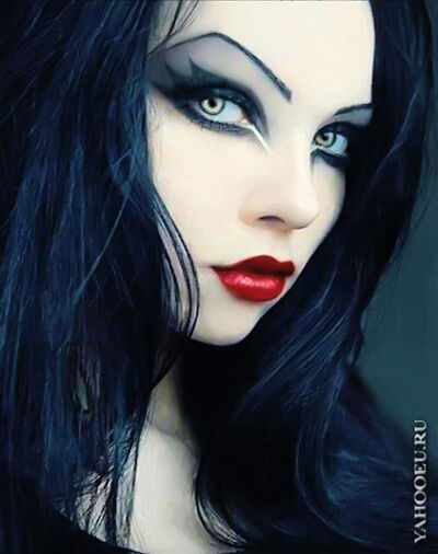 Really need to amp up my gothic makeup repertoire! This is definitely giving me ideas!