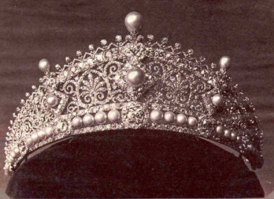 爱丽丝公主穿着爱德华七世结婚的“失落的皇冠”。这个头饰是由Kö燧石，称为“拜占庭”王冠，其和谐并列的钻石和珍珠，夺得世界展览Kö燧石珠宝一等奖。
