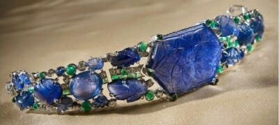 雕刻蓝宝石头带/手镯夫人Veronica赫斯特/手镯头带1927年，精美刻有一个六角形59.38克拉的蓝宝石，称赞了较小的叶片椭圆形蓝宝石蓝宝石cabochons，口径切割祖母绿。赫斯特夫人维罗尼卡，美国报业巨头威廉伦道夫赫斯特…