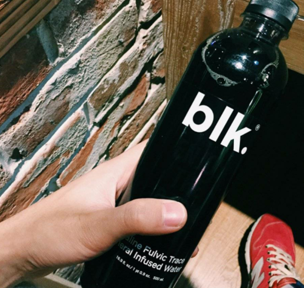 美国BLK.黑色矿泉水 美国饮品公司blk出的创意新品，一改往日透明纯净的水质，以全黑色面纱示人。虽然外观上透着阵阵邪恶的气息，但其实它并未添加人工色素，加入黄腐微量等矿物质元素，使纯净水自然呈现出黑色，不仅外观新奇，饮用起来还非常健康呢。