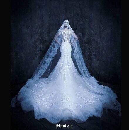 Drama派高级定制婚纱Michael Cinco，浮夸华丽的魔幻风格，夸张的裙摆和精雕细琢的背部装饰，惊艳了时光，美到心里。。。