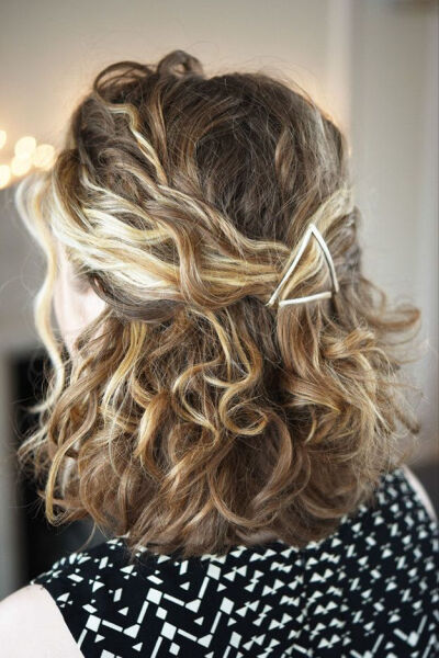 Use gold-plated hair slides to create a half-up hairstyle like this one. | 17 Incredibly Pretty Styles For Naturally Curly Hair