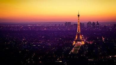  埃菲尔铁塔（法语：La Tour Eiffel；英语：Eiffel Tower）矗立在法国巴黎的战神广场，是世界著名建筑，也是法国文化象征之一，巴黎城市地标之一，也是巴黎最高建筑物，高300米，天线高24米，总高324米，于1889年建成，法国首都巴黎（Paris）是欧洲大陆上第二大城市，也是世界上最繁华的都市之一。地处法国北部，塞纳河西岸，距河口（英吉利海峡）375公里。