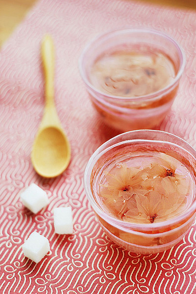  ❀【日本樱花蜜茶】---⑴原料：盐渍樱花5~8朵、凉水一杯、蜂蜜一勺、热水一壶。⑵做法：1、将盐渍樱花放入凉水中十分钟，去盐，再放入自己喜爱的杯中。2、用热水冲泡，茶汤有淡淡梅子味和盐味。3、可根据自己口味加…