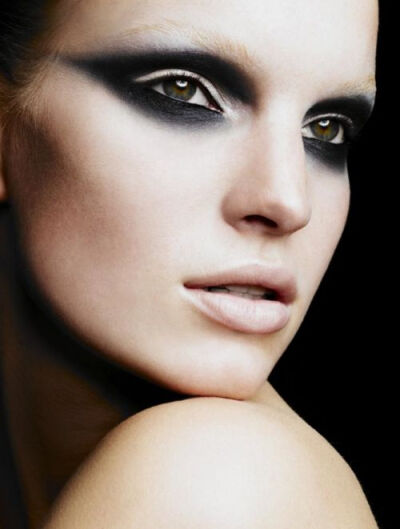 Sultry, smoky eyes! SHOP this look here: http://rubybox.co.za/makeup/eyes/eyeshadow/glam-eyes-eyeshadow-quad-in-smokey-noir.html?utm_source=pinterest.com_medium=eyes_campaign=rimmel+smoky+quad