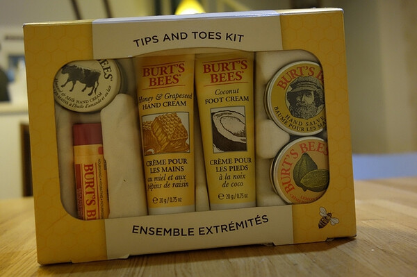 BURT'SBEES。在美国亚马逊网站买的，特价套装，超级抵！！！才RMB90！