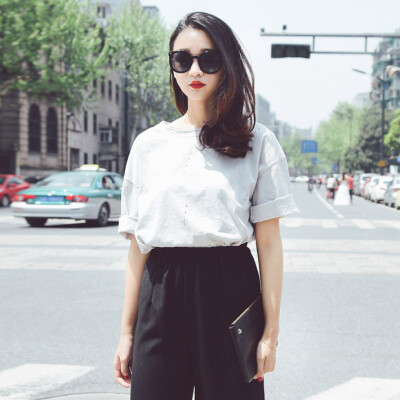 女生头像 by : 我姓梁却并非你良人