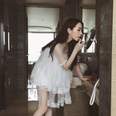 女生头像 by : 我姓梁却并非你良人