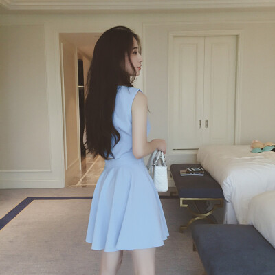 女生头像 by : 我姓梁却并非你良人