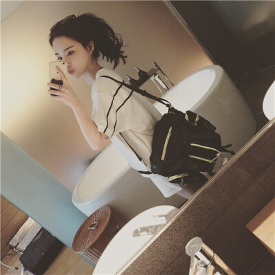 女生头像 by : 我姓梁却并非你良人