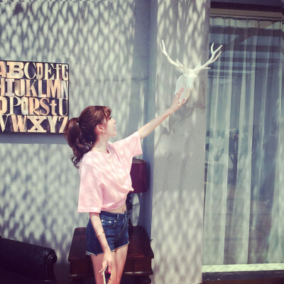 女生头像 by : 我姓梁却并非你良人