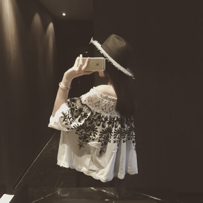 女生头像 by : 我姓梁却并非你良人