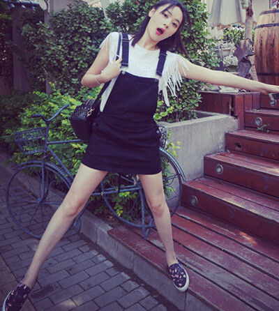 女生头像 by : 我姓梁却并非你良人