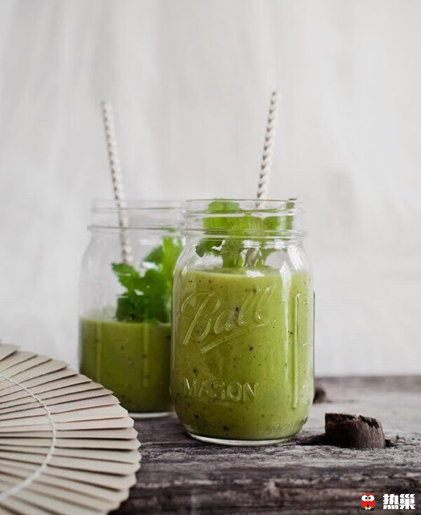 【青果薄荷汁】材料：奇异果3颗，苹果1颗，薄荷叶。——做法：材料洗净，奇异果削皮、切成四块，苹果不必削皮、去核切块。薄荷叶放入果汁枫叶打碎，再加入奇异果、苹果一起打成汁。搅拌均匀后，室温下饮用或依个人喜好冷藏后饮用。