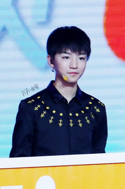 #王俊凯# #TFBOYS王俊凯# #TFBOYS# 141125腾讯V视界 cr 和凯皇一起爬长城 