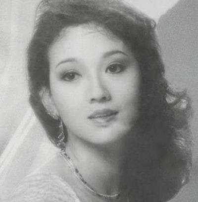 赵雅芝（Angie Chiu），中国香港影视女演员、华鼎奖表演艺术家。1973年参加香港小姐选美，1976年以第一女主角出演年度票房冠军电影《半斤八两》，在电影圈成名。1977年主演《发钱寒》，成为年度票房2连冠女影星。1979年主演《疯劫》获十大华语片评选第一名。1980年主演电影《英雄无泪》，1980年获香港十大影星金球奖。